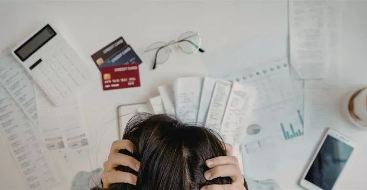 Colaboradora estresada por los problemas financieros que aumentan al inicio del año en Uruguay