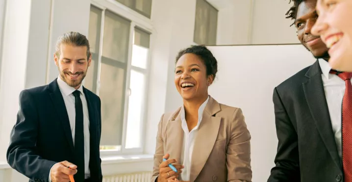 Equipo de trabajo en reunión hablando sobre gestión de talento y retención de empleados en una empresa