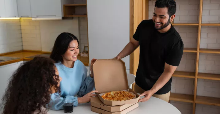 Personas compartiendo comida delivery de Pedidos Ya Uruguay en la oficina