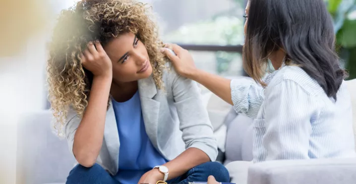 Líder generando espacios de feedback y conversación con los colaboradores de su equipo para cuidar la salud mental en el trabajo