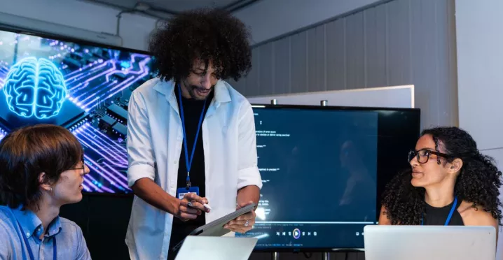 Equipo de trabajo utilizando inteligencia artificial para mejorar la gestión y el liderazgo.