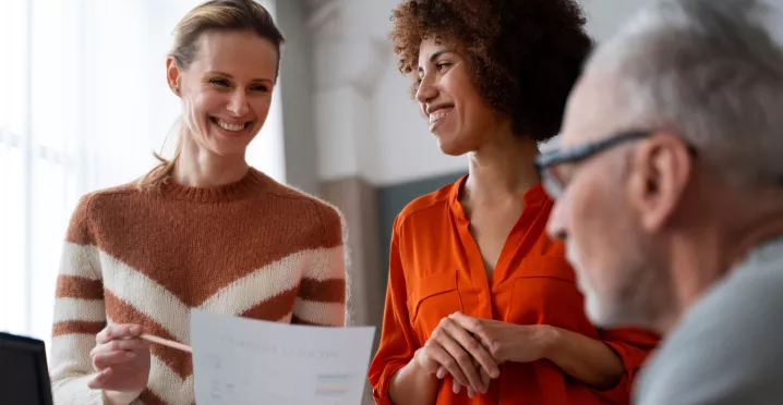 Representantes de empresas y trabajadores conversando durante una negociación de Consejo de Salarios.