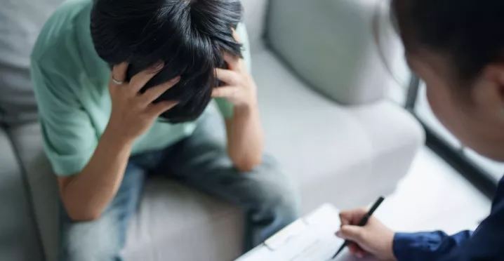 Persona recibe apoyo profesional para cuidar su salud mental en el trabajo