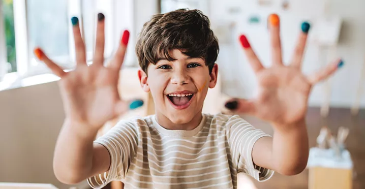 Niño jugando en su escuela