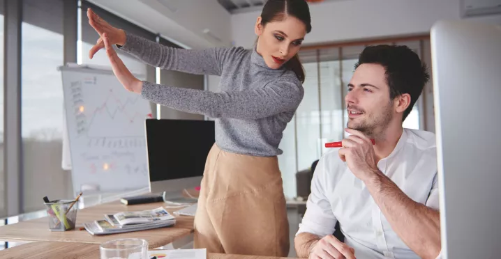 Líderes de gestión humana colaboran frente a una computadora para preparar a sus equipos ante el futuro del trabajo.