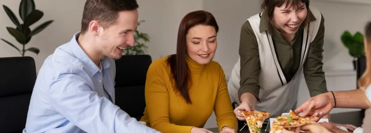 Empleados felices comiendo juntos en la hora de su almuerzo con su beneficio ticket de alimentación. ¿Ya pensaste en como hacer felices a tus empleados? Una forma fácil es ofrecerles beneficios. Lee este artículo y conocé más como los beneficios Pluxee pueden ayudarte a aumentar la productividad laboral de tu equipo.