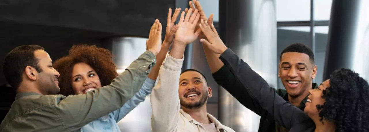 Grupo de colaboradores celebrando resultados del trabajo en equipo