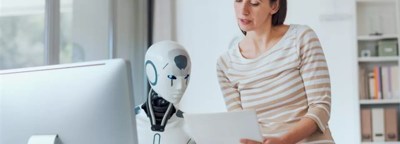 Mujer usando inteligencia artificial en Recursos Humanos