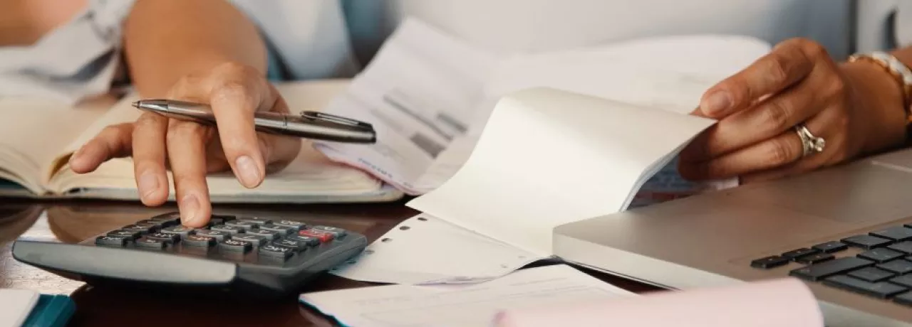 Colaborador consultando devolución de IRPF 2025 en Uruguay