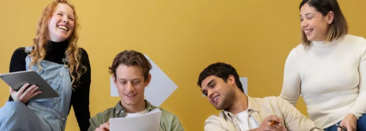 Grupo de colaboradores Millennials y Gen z en su trabajo ideal