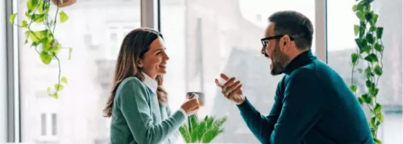 Colaboradores conversando en el break de la oficina