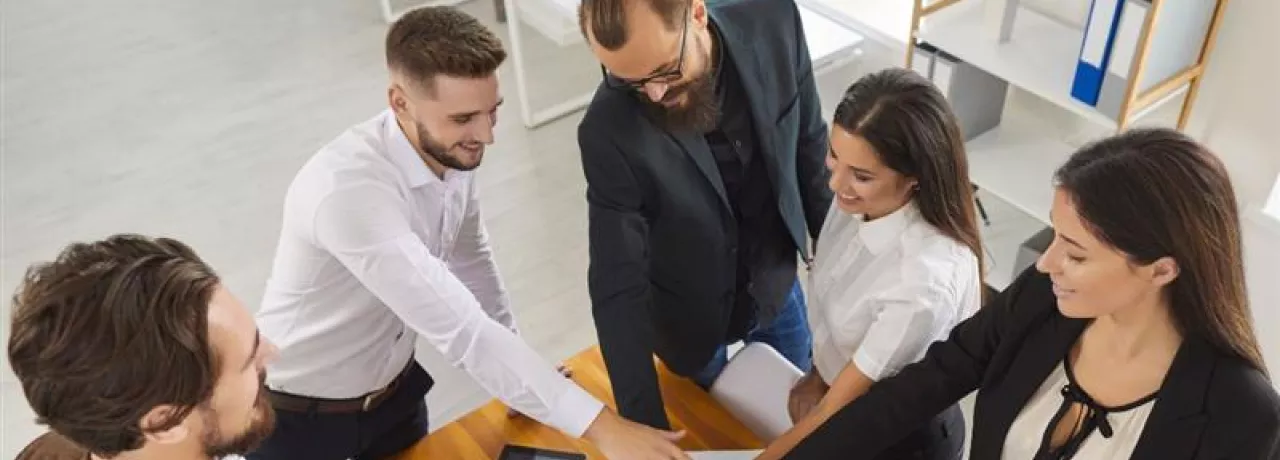 colaboradores motivados trabajando en equipo