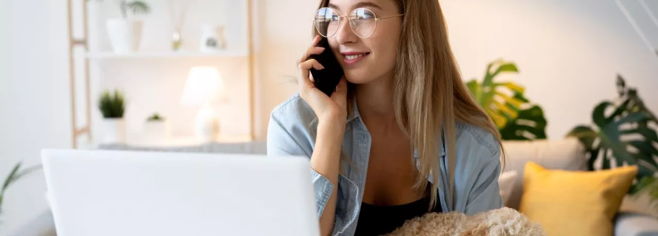 colaboradora teletrabajando en Uruguay