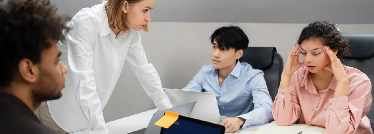 líder gestionando un conflicto interno de su equipo sin tomar partido