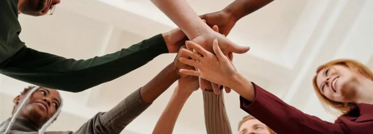 Equipo de trabajo motivado celebrando 