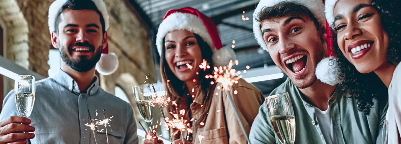 Grupo de colaboradores celebra Navidad en la oficina 