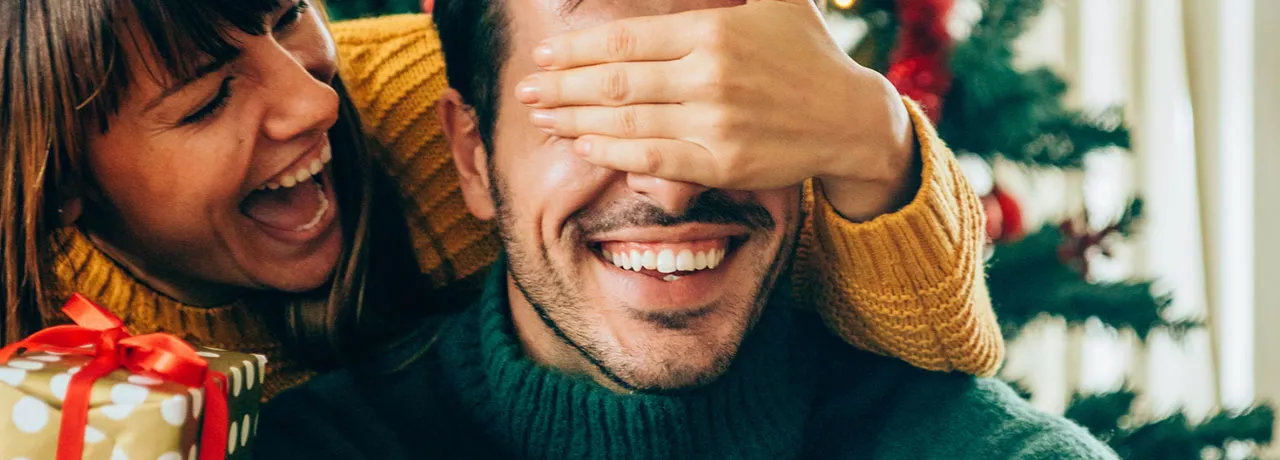 Pareja celebra Navidad con Pluxee Tarjeta Navidad
