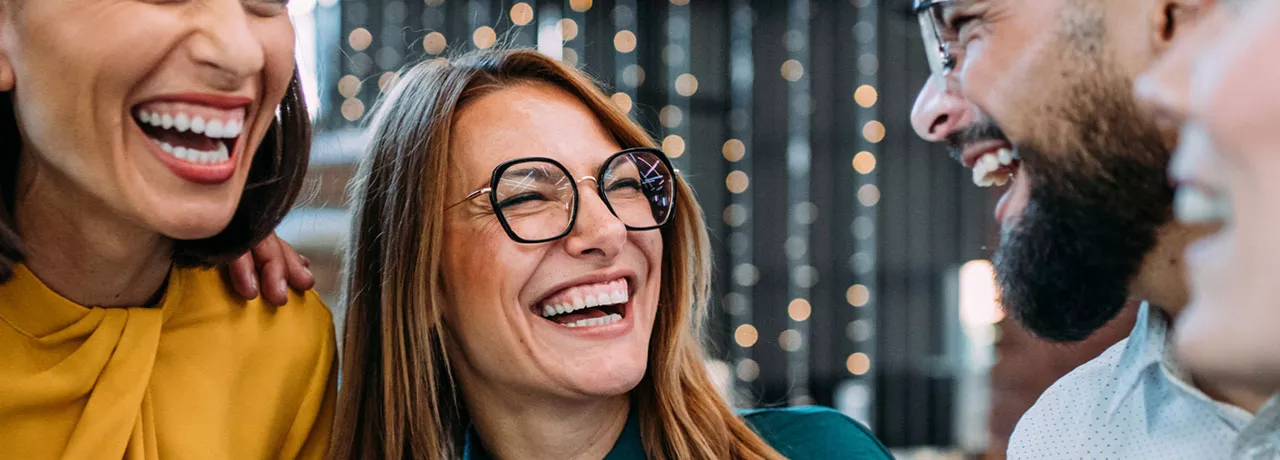 Amigos de trabajo celebran el fin de año