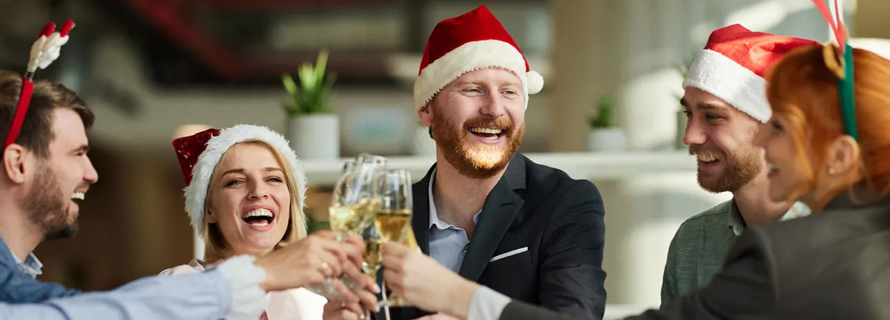 Amigos de trabajo celebran Navidad en la oficina