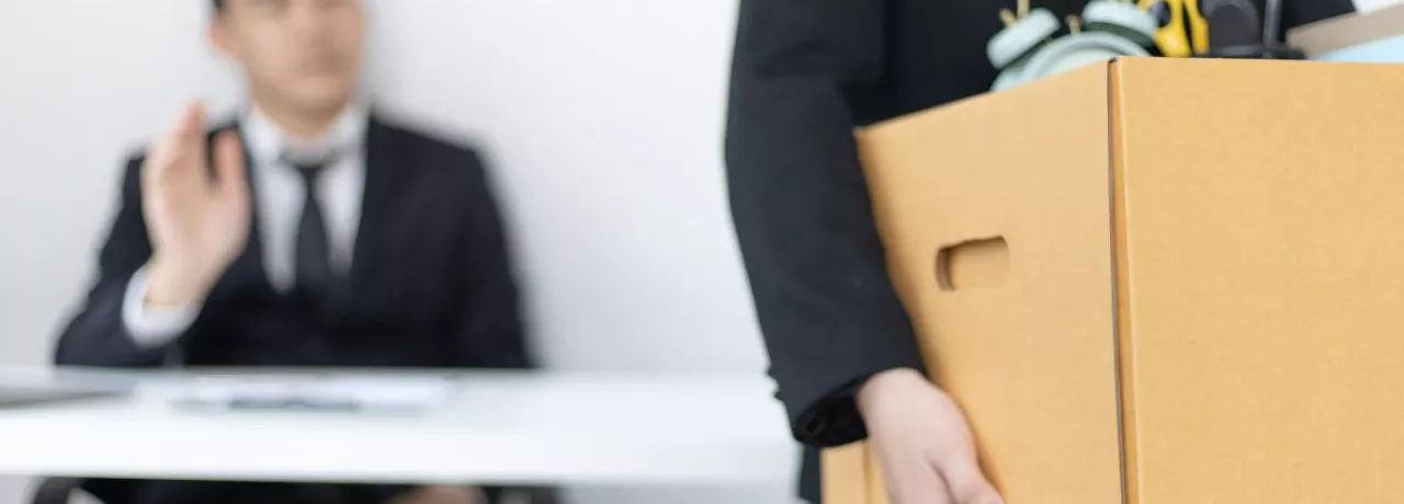 Colaborador renuncia a su trabajo y se lleva los artículos del escritorio en una caja