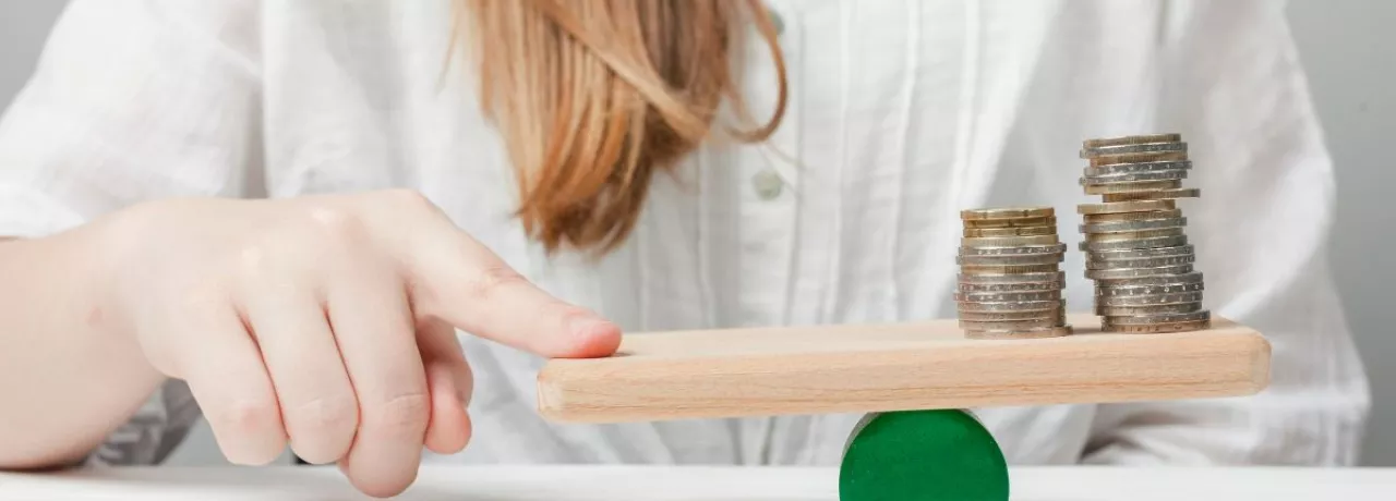 Colaboradora reflexionando acerca del peso que tienen sus compensaciones laborales