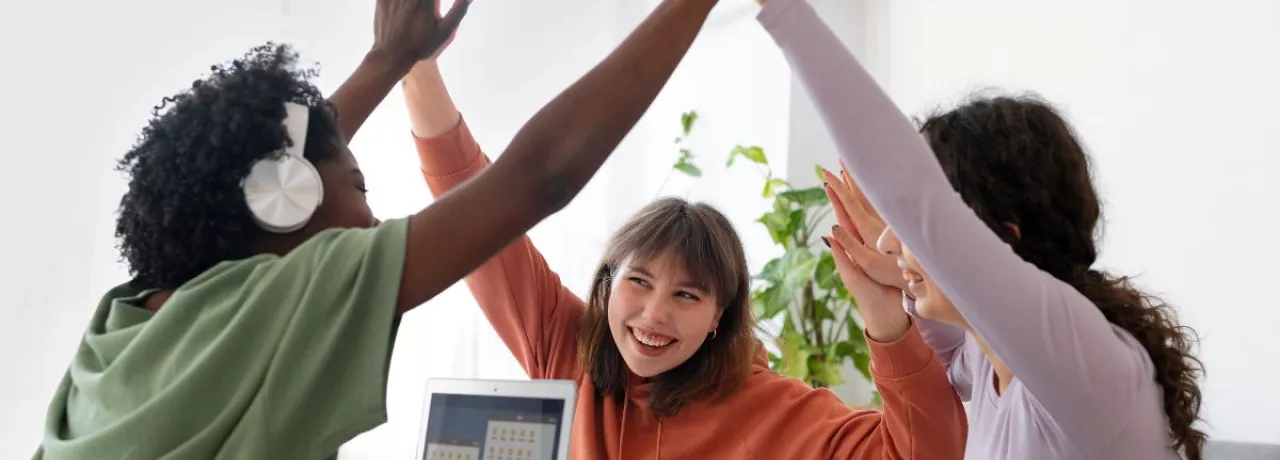 Compañeros de trabajo celebrando porque tienen la libertad de elegir sus beneficios laborales