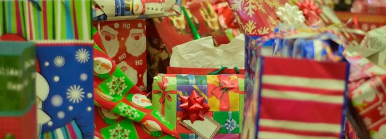 Paquetes de regalo envueltos en papel con motivo navideño