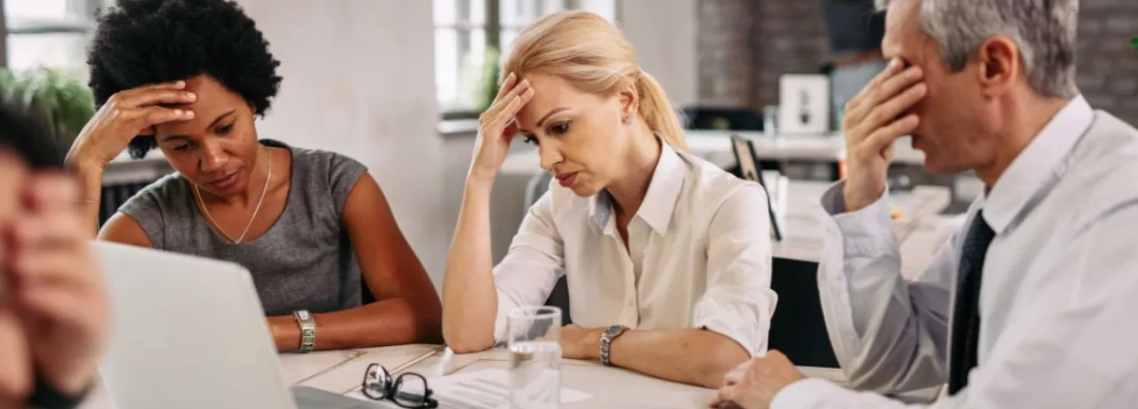Equipo de recursos humanos preocupados frente a la computadora pensando cómo motivar a los empleados de su empresa