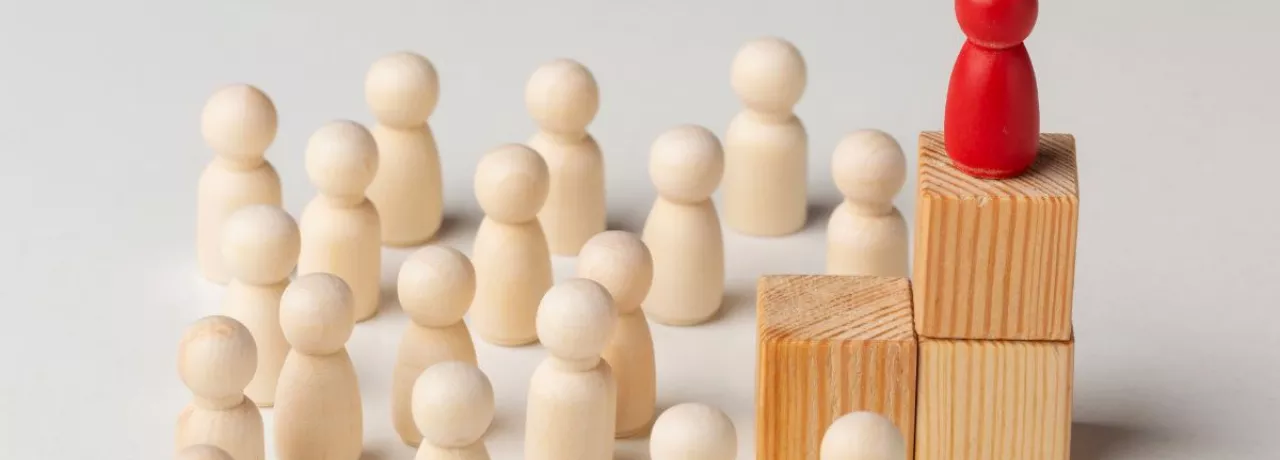 Representación visual de los tipos de liderazgo y la gestión de equipos en el entorno laboral.