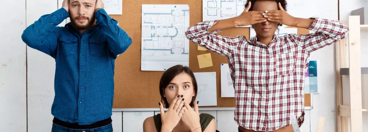 Colaboradores representando la falta de comunicación en el trabajo dentro de una empresa