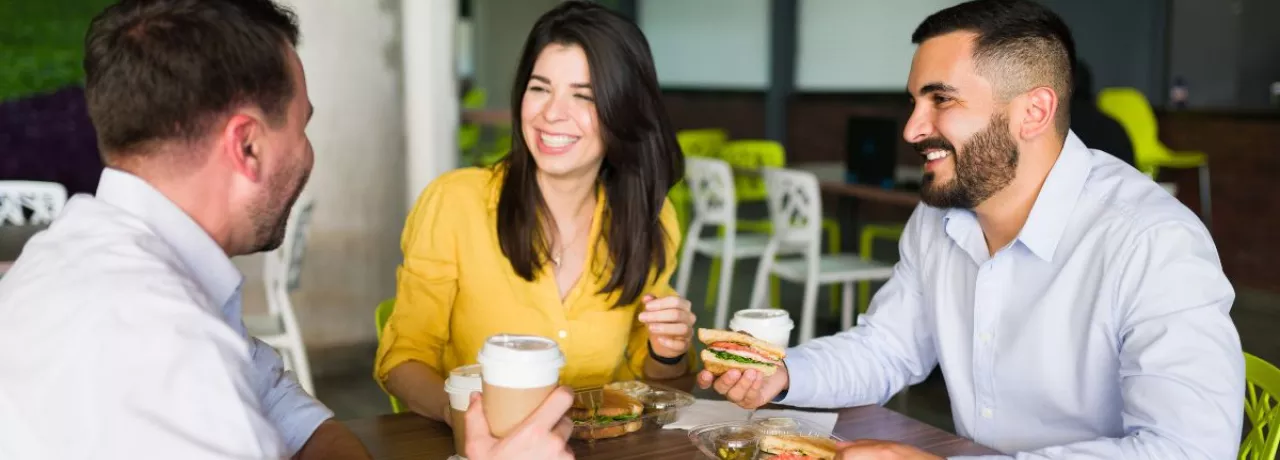 Compañeros de trabajo compartiendo el almuerzo en la oficina
