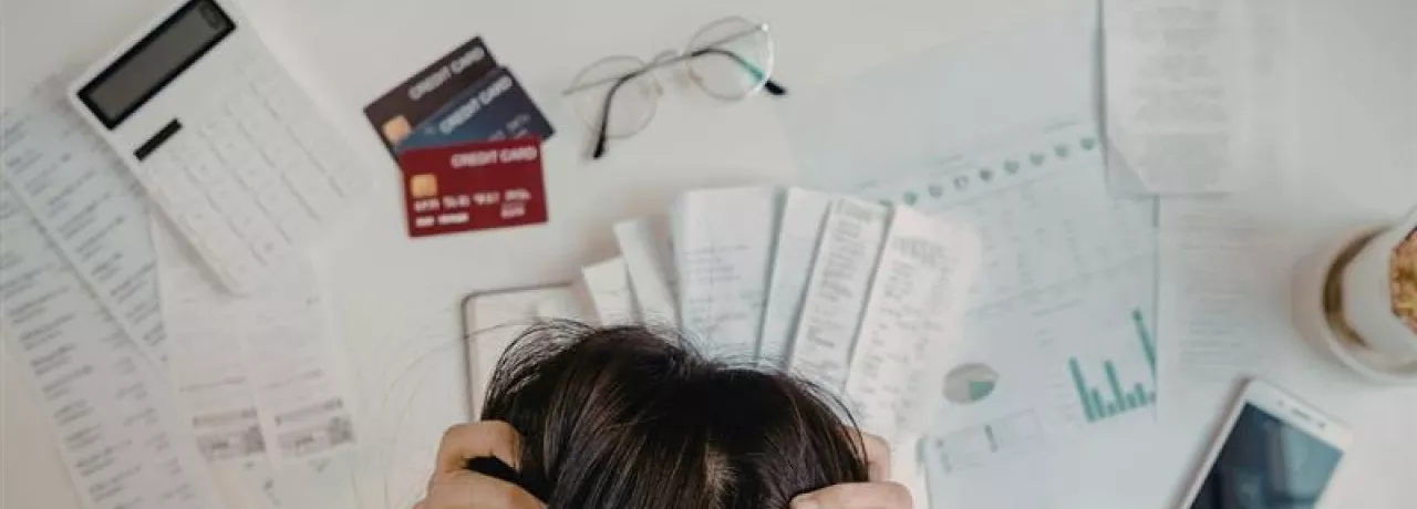 Colaboradora estresada por los problemas financieros que aumentan al inicio del año en Uruguay