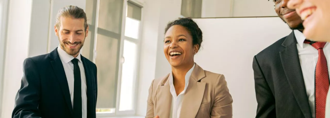 Equipo de trabajo en reunión hablando sobre gestión de talento y retención de empleados en una empresa