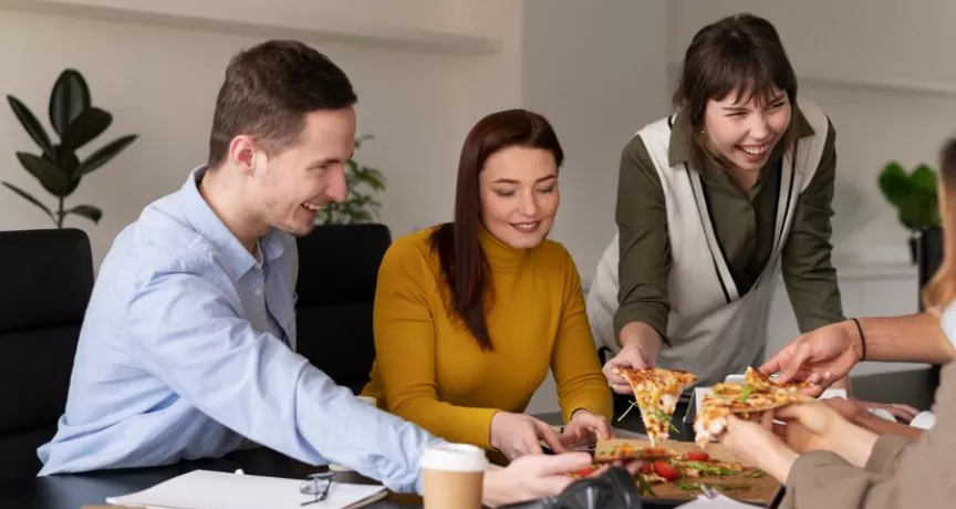 Empleados felices comiendo juntos en la hora de su almuerzo con su beneficio ticket de alimentación. ¿Ya pensaste en como hacer felices a tus empleados? Una forma fácil es ofrecerles beneficios. Lee este artículo y conocé más como los beneficios Pluxee pueden ayudarte a aumentar la productividad laboral de tu equipo.