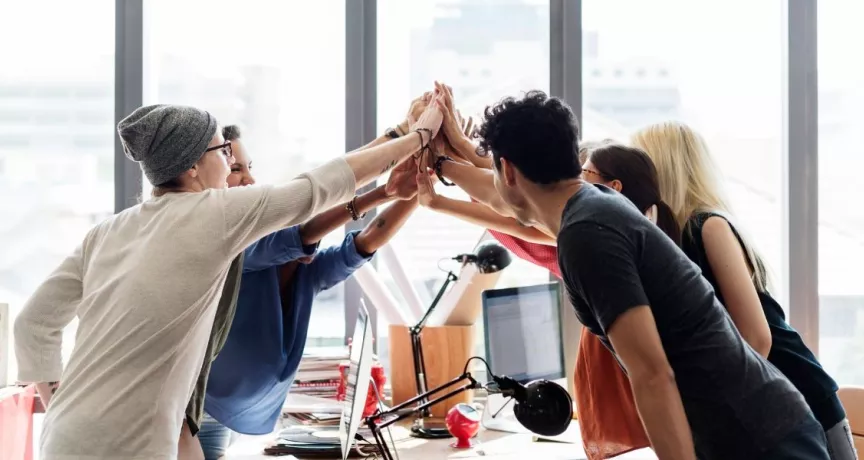 amigos en la oficina 