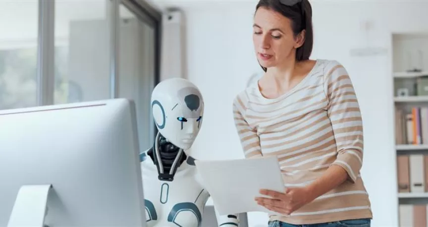 Mujer usando inteligencia artificial en Recursos Humanos