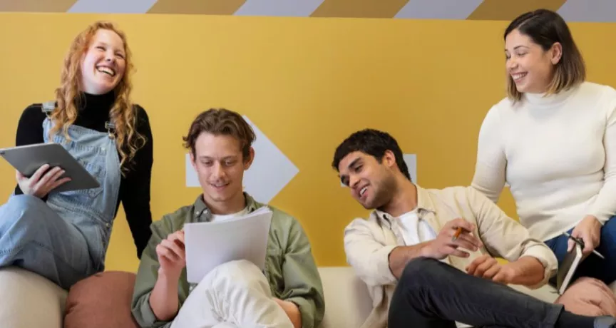 Grupo de colaboradores Millennials y Gen z en su trabajo ideal