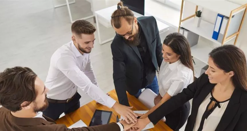 colaboradores motivados trabajando en equipo