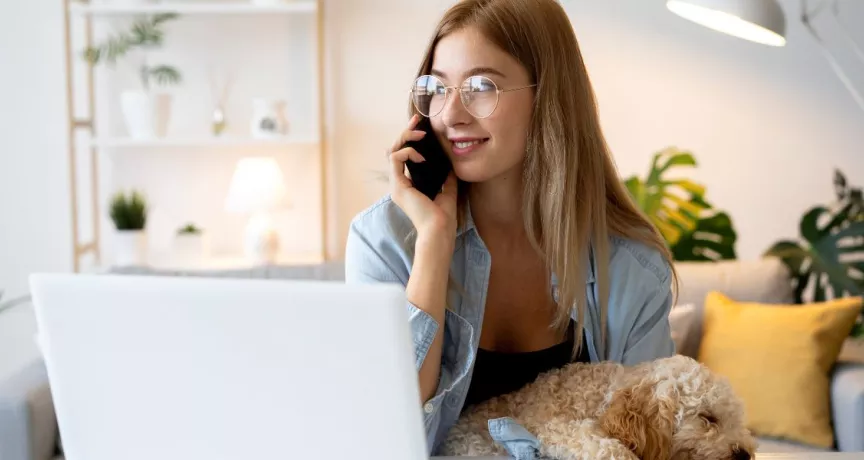 colaboradora teletrabajando en Uruguay