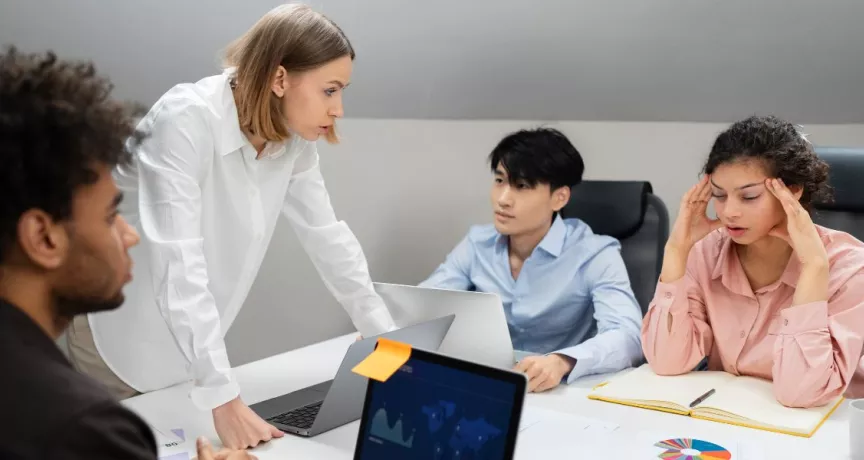 líder gestionando un conflicto interno de su equipo sin tomar partido