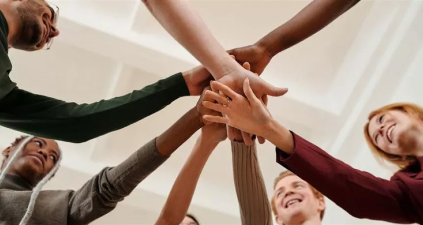 Equipo de trabajo motivado celebrando 