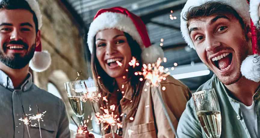 Grupo de colaboradores celebra Navidad en la oficina 