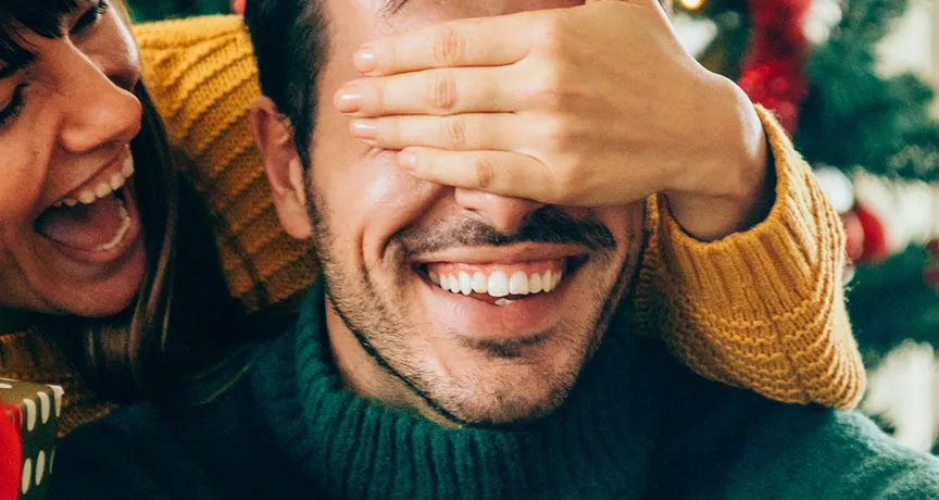 Pareja celebra Navidad con Pluxee Tarjeta Navidad