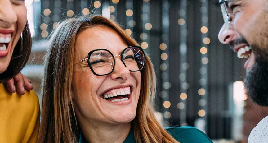 Amigos de trabajo celebran el fin de año