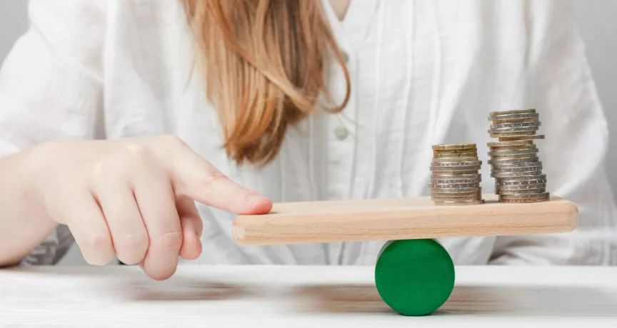 Colaboradora reflexionando acerca del peso que tienen sus compensaciones laborales