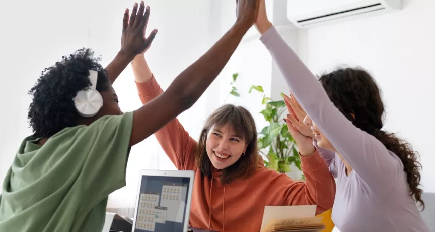 Compañeros de trabajo celebrando porque tienen la libertad de elegir sus beneficios laborales