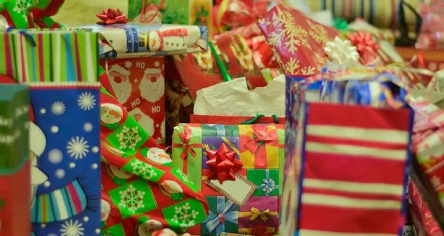 Paquetes de regalo envueltos en papel con motivo navideño