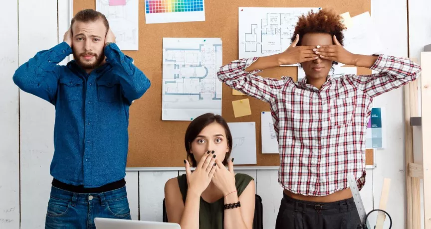 Colaboradores representando la falta de comunicación en el trabajo dentro de una empresa