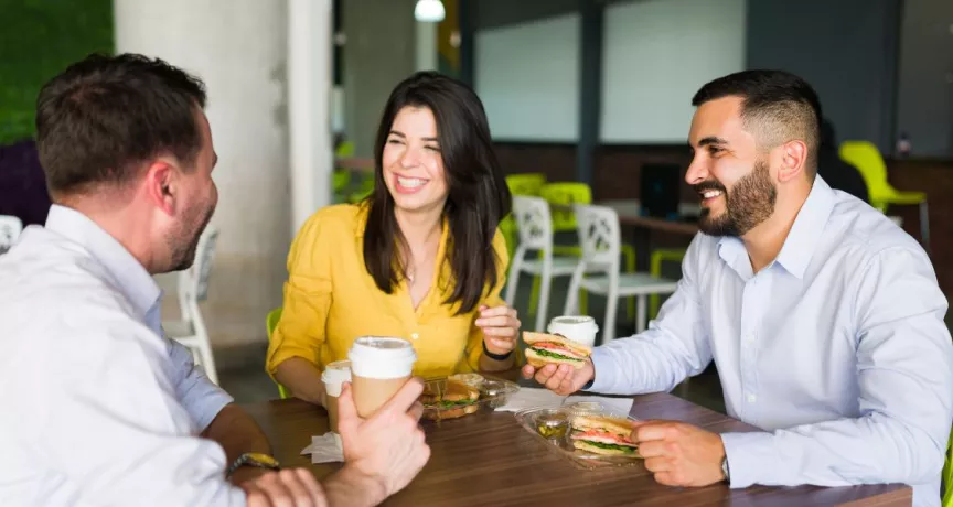 Compañeros de trabajo compartiendo el almuerzo en la oficina