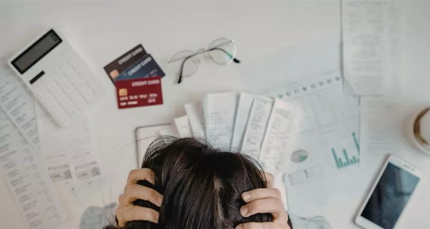 Colaboradora estresada por los problemas financieros que aumentan al inicio del año en Uruguay